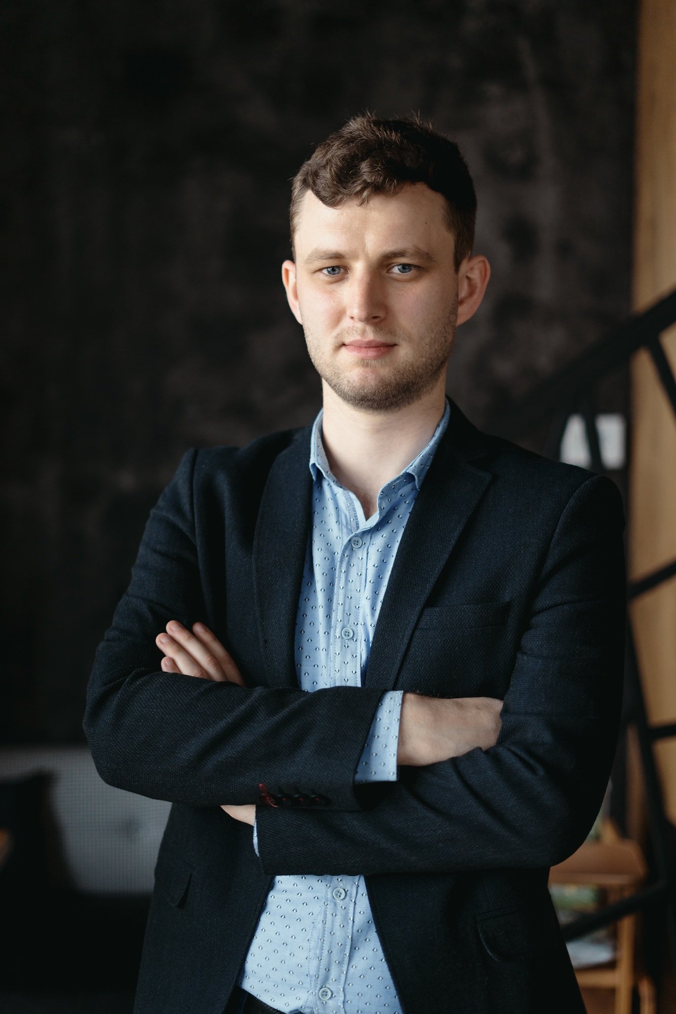 Man portrait posing in a loft modern space